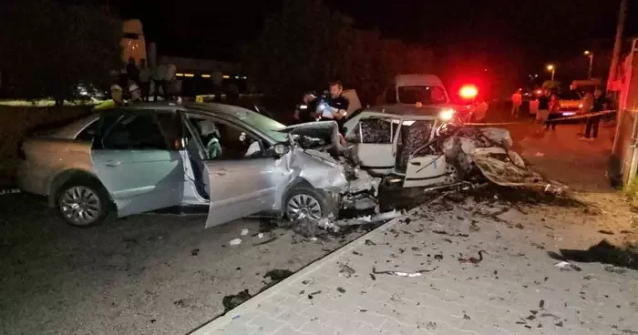Nazilli’de çarpışan otomobiller hurdaya döndü: 8 yaralı