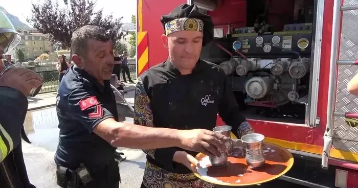Restorandan yangına koştu, itfaiyecilere ayran içirdi