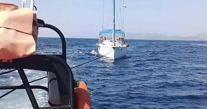 Fethiye açıklarında arızalanan yelkenli tekne kurtarıldı