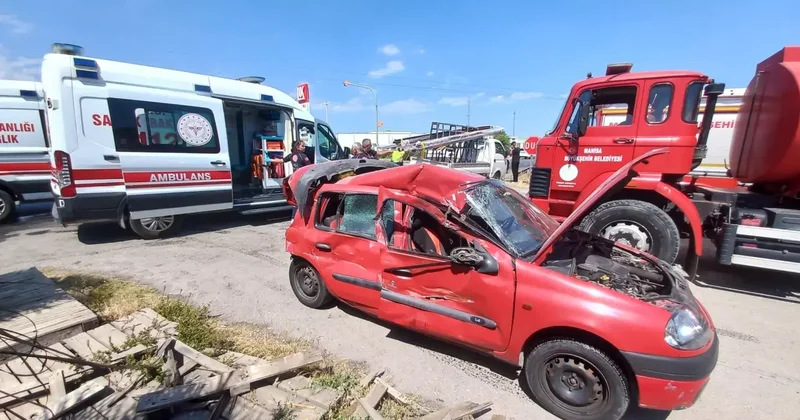 Manisa da zincirleme kaza! Araç hurdaya döndü