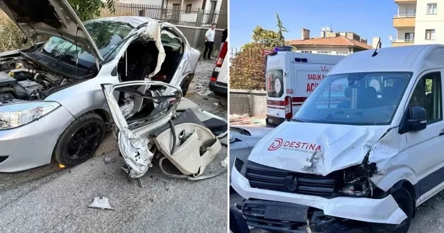 Ankara’da otomobil ile servis minibüsü kafa kafaya çarpıştı: 12 yaralı Ankara Haberleri