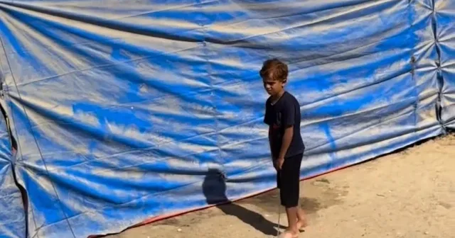 Çocuklar bir çift ayakkabıya bile muhtaç: Gazzeli İbrahim ayaklarını korumak için metal kutudan ayakkabı yaptı VİDEO İZLE