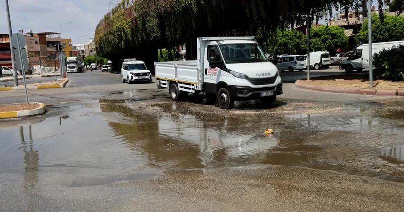 Adana da su borusu patladı, cadde göle döndü
