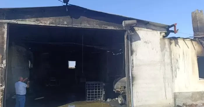 Depoda çıkan yangında 2 traktör, ev ve gübreler yandı