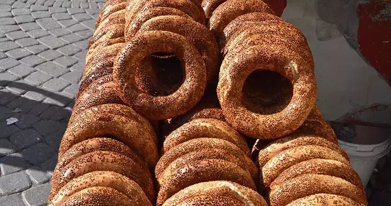 İzmir’de simit, 20 TL oldu