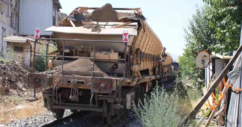 Malatya da yük treni yayaya çarptı: Durumu ağır