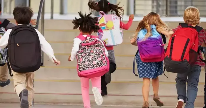 Okul çantası almadan önce bunlara dikkat: Uzmanından velilere kritik uyarılar! Öğrencilerin okul çantası omurgasını tehdit ediyor...