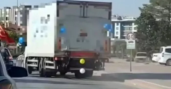 Balonla süslü kamyonun sürücüsünün hareketleri pes dedirtti