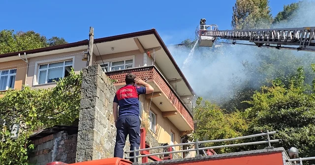 Zonguldak ta 3 katlı binanın çatı katında çıkan yangın söndürüldü Zonguldak Haberleri
