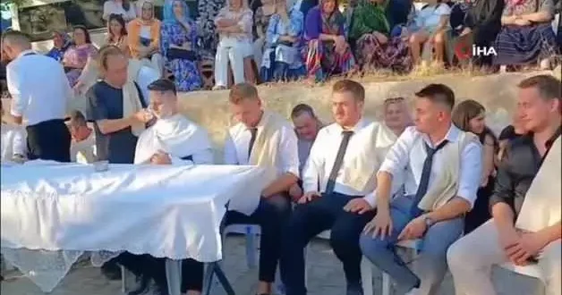 Balıkesir de yüz yıllık düğün geleneğini ilk defa görenler şaştı kaldı