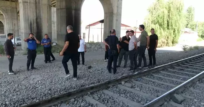 Malatya’da yük treninin çarptığı kişi hayatını kaybetti
