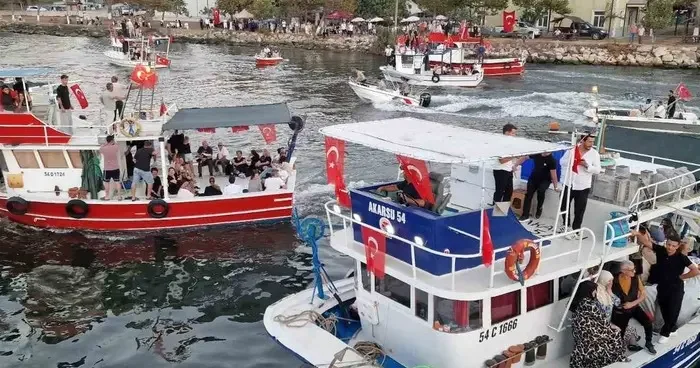 Balıkçılar av sezonunun açılmasını teknelerde meşale yakarak kutladı