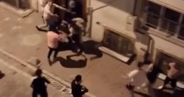 Çocuk kavgasında aileler birbirine girdi: Ortalık savaş alanına döndü VİDEO İZLE