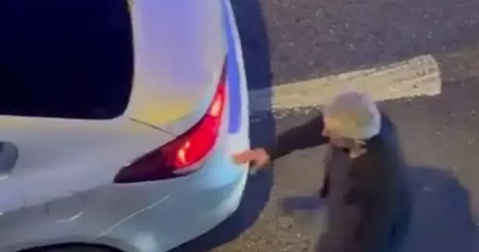 Alkollü sürücü tek şeritli yolda trafiği kesti, trafik polisi gibi davranıp devam etti