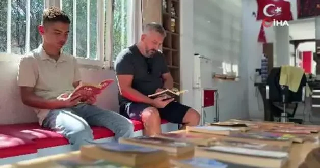 Berber dükkanını kütüphaneye çevirdi: Müşteriler sıra beklerken kitap okuyor