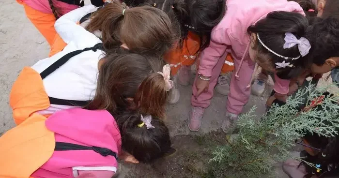 Karapınar’da minikler yeşil çevre için fidan dikti
