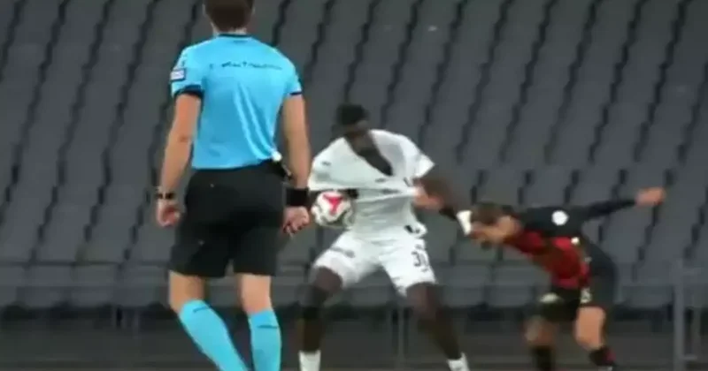 Süper Lig de VAR rezaleti! Hem kuralı bilmiyor hem penaltı iptali için diretiyor