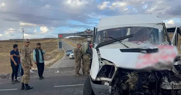 Van’da korkunç kaza! Okul servisiyle tır çarpıştı: 14 öğrenci ve sürücü yaralandı