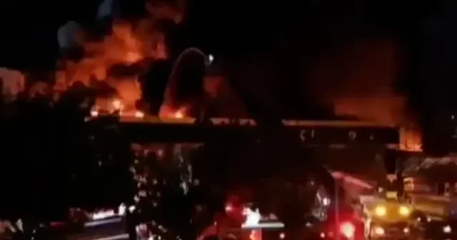 Şanlıurfa da plastik malzemelerin satıldığı iş yerinde yangın çıktı VİDEO İZLE