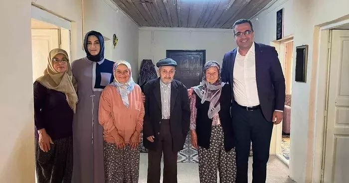 Sarıgöl Kaymakamı Dalak’dan Yaşlılar Günü sürprizi