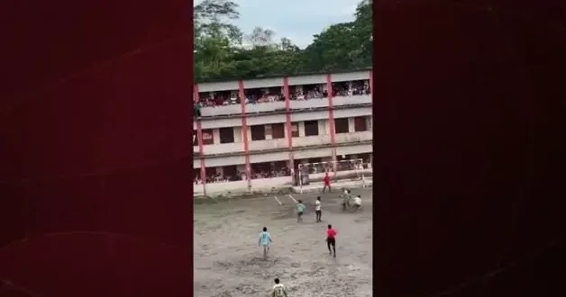 Çamura rağmen büyük mücadele: Bangladeş’te futbol tutkusu sınır tanımadı