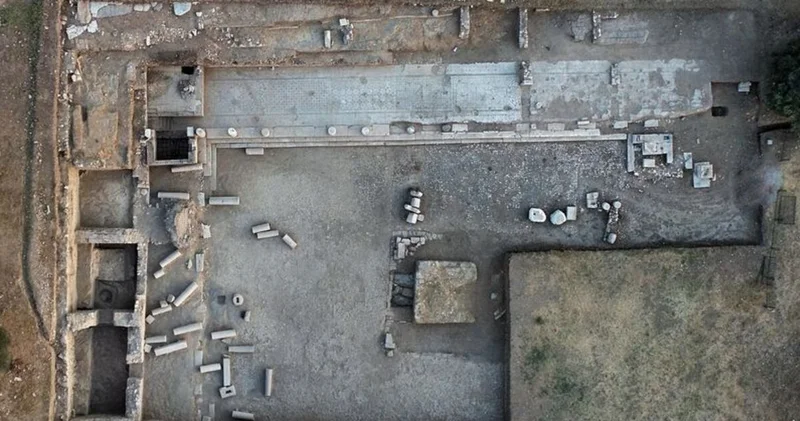 Metropolis te ticaretin kalbi olduğu değerlendirilen 1800 yıllık agora bulundu