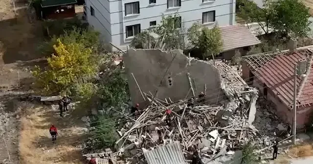 Ankara nın Çubuk ilçesinde deprem riski nedeniyle boşaltılan 4 katlı bina çöktü VİDEO İZLE