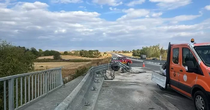 Kırklareli nde tır dereye düştü sürücü yaralandı