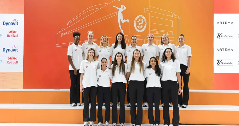 Eczacıbaşı yeni sezonu yeni salonunda açtı