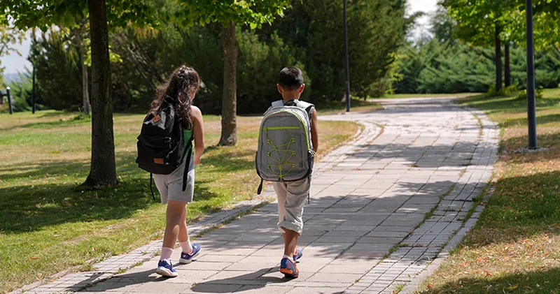 Okul çantalarının neden olduğu sinsi hastalık: Skolyoz! Boy ve kilo uyumuna dikkat edilmeli