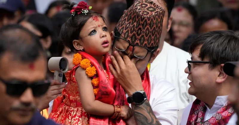 Nepal de 2 yaşındaki çocuk tanrı seçildi! Ailesinden alınıp tapınağa yerleştirildi Sözcü Gazetesi