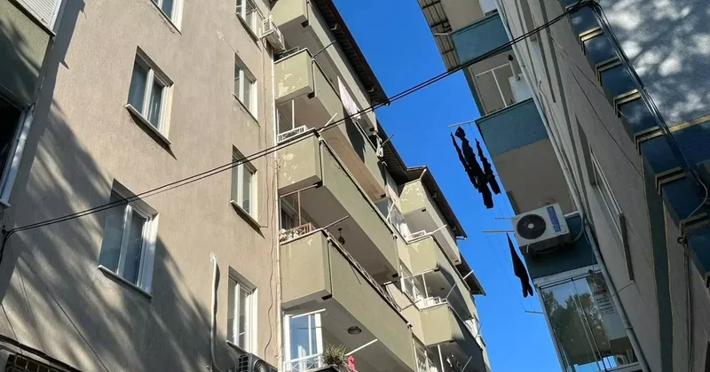 Balkonda çamaşır asarken 15 metre yükseklikten düşen kadın öldü