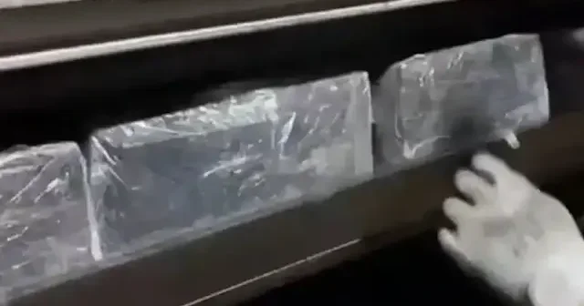 Yolcu otobüsündeki gizli bölmede kaçak sigara ve puro ele geçirildi VİDEO İZLE