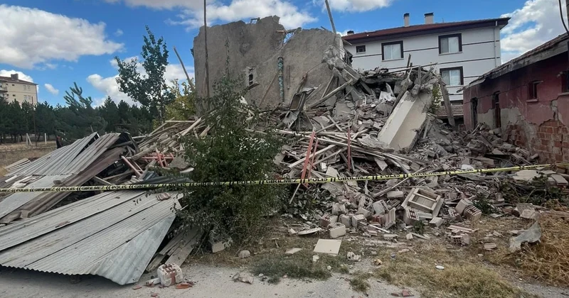 Son depremin ardından boşaltıldı, bugün çöktü! Sözcü Gazetesi