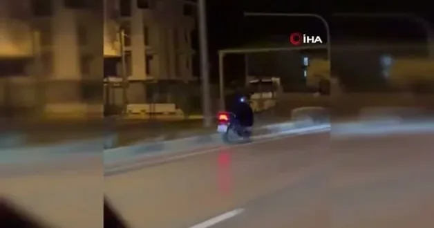 Antalya’da ilginç kaza: Motosiklet sürücüsü ‘çöp atma’ levhasına çarptı