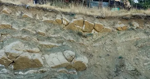 Yüksekova da gizemli taş duvar ortaya çıktı: Tarihi kalıntı şüphesi VİDEO İZLE