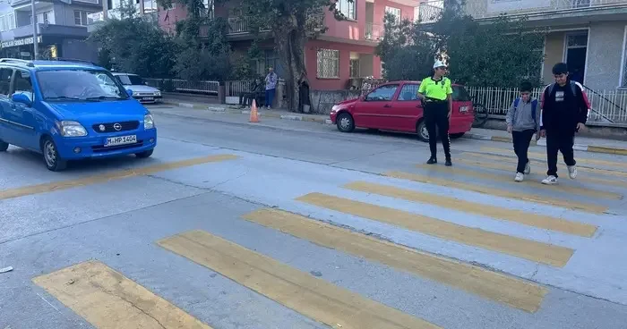Alaşehir de öğrenciler polis ve bekçilerle güvende