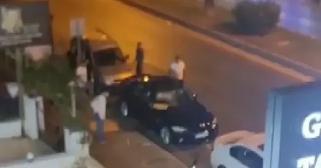 Sopalarla otomobillere zarar verip 3 kişiyi darbettiler VİDEO İZLE