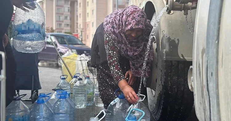 Boru hattı patladı, evlerde günlerdir su akmıyor... Belediye tankerlerle dağıtım yapıyor