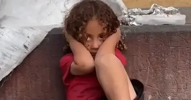 Gazzeli kız çocuğu kendini bomba seslerinden kulağını kapatarak korudu VİDEO İZLE