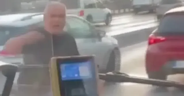 Avcılar’da bir sürücü İETT otobüsünün önünü kesti VİDEO İZLE