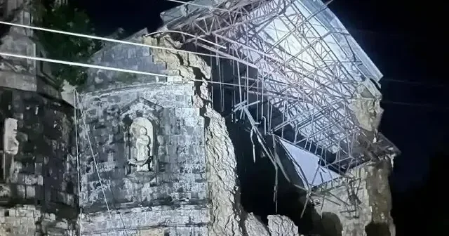 Filipinler de 6.9 büyüklüğündeki deprem anı kamerada: Devasa kilise böyle çöktü VİDEO İZLE