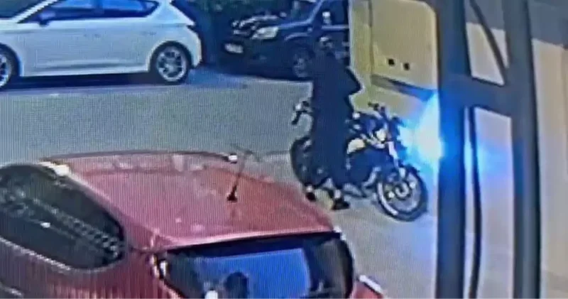 Beylikdüzü nde öldürülen 27 yaşındaki gencin katil zanlısı kapı önünde beklemiş