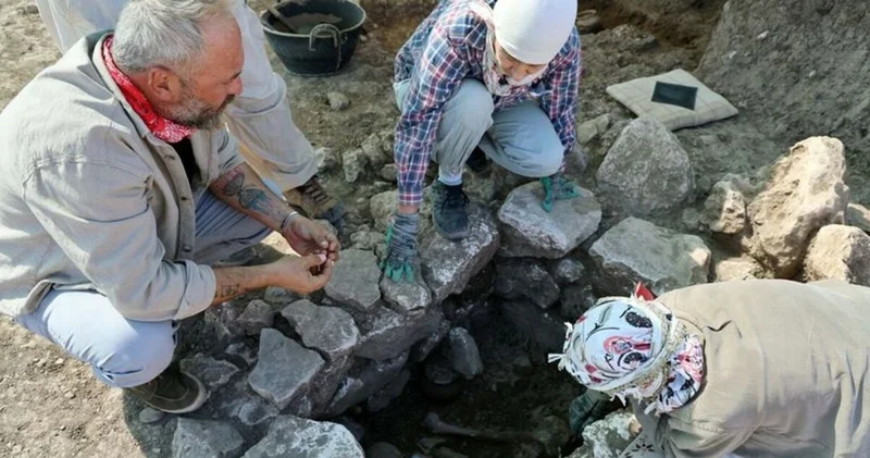 8 mezar gün yüzüne çıkarıldı