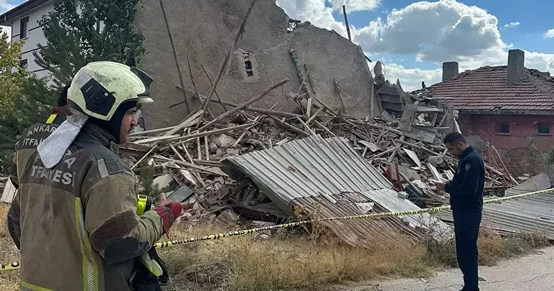 Ankara da 3 katlı metruk bina çöktü