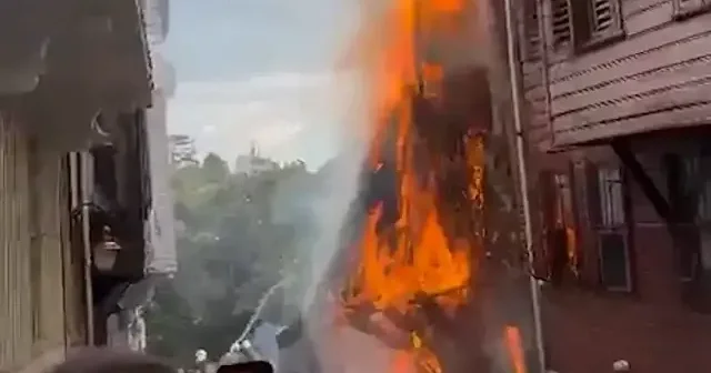 Beşiktaş ta ahşap binada yangın çıktı VİDEO İZLE