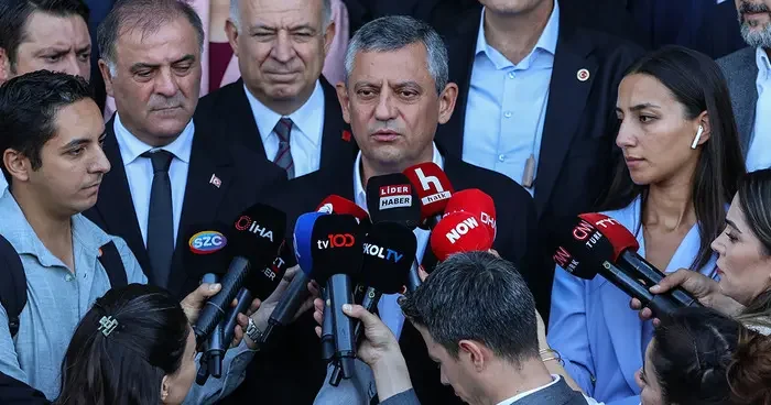 Özgür Özel den dikkat çeken ‘meşruiyet’ çıkışı: Milletten alınır, Trump tan değil
