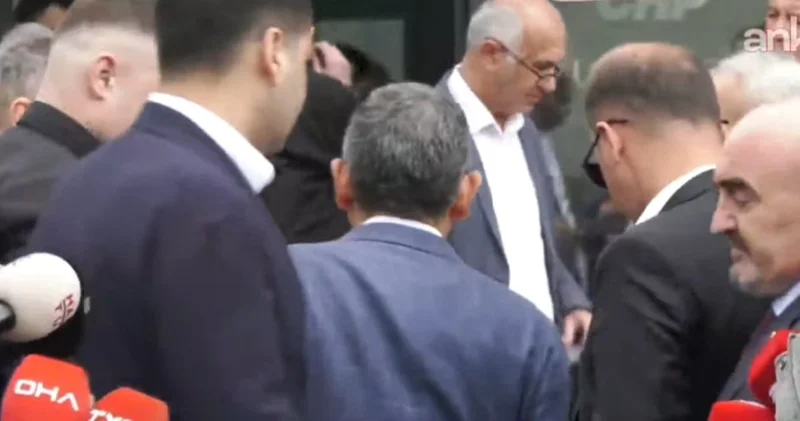 Muhabirin kayyum Gürsel Tekin sorusuna Özgür Özel den yanıt gibi hareket