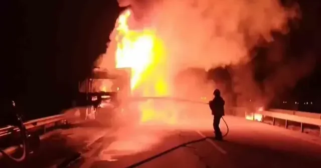 Hatay da seyir halindeki TIR alevlere teslim oldu VİDEO İZLE