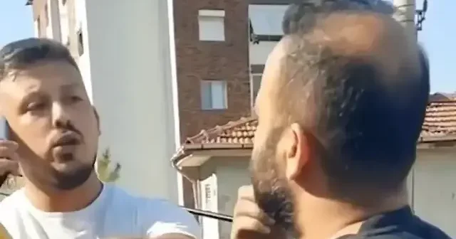 İzmir’de taksiciler TAG sürücüsünün önünü keserek yolcuyu zorla indirdi VİDEO İZLE